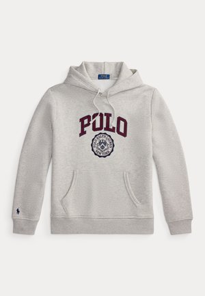 Sweat à capuche gris clair avec "POLO" en grandes lettres bordeaux et un emblème circulaire Polo Ralph Lauren New York en dessous sur le devant.