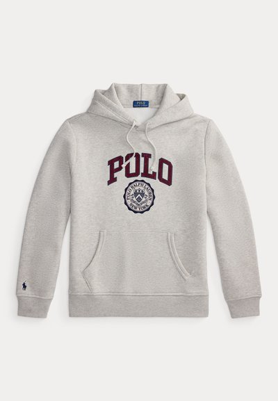 Ανοιχτό γκρι φούτερ με κουκούλα με "POLO" σε μεγάλα μπουρντό γράμματα και στρογγυλό έμβλημα Polo Ralph Lauren New York κάτω στο μπροστινό μέρος.