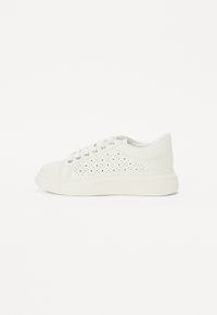 Hvit sneakers med perforert mønster, glatt skinnoverside, rund tå, flat gummisåle og seks metalldobbeløye for snøring.