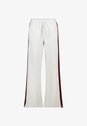 Pantalones de chándal grises con piernas acampanadas, que presentan franjas laterales burdeos. Hechos de material suave con una cintura elástica y cordones.
