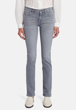 Jean en denim gris clair avec une coupe droite classique. Il présente des poches avant, une fermeture éclair et des coutures discrètes le long des bords.