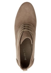 Stivaletto in pelle marrone con una texture liscia, punta rotonda e sei occhielli per i lacci. L'interno presenta un marchio in stampa metallica.