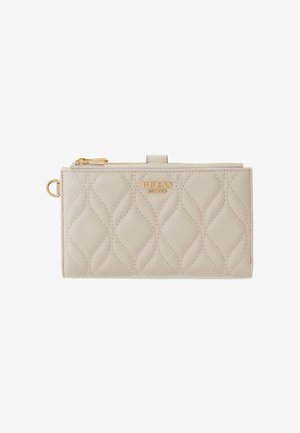 Portefeuille matelassé beige avec logo Guess doré, poche supérieure zippée et languette de fermeture pression.