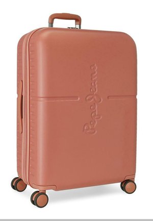 Maleta rígida de color terracota con cuatro ruedas dobles giratorias, asa superior, asa lateral y logo en relieve "Pepe Jeans".