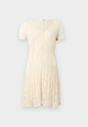 Κοντό εκρού φόρεμα από δαντέλα με κοντά μανίκια, V-λαιμόκοψη και ελαφρώς φουσκωτή φούστα σε λευκό μονόχρωμο φόντο.