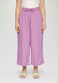Pantalons larges lilas, dotés d'une taille élastique et d'un détail à nouer à l'avant. Tissu doux avec une texture lisse, offrant une coupe décontractée.