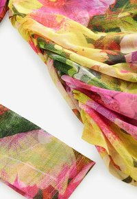 Průhledná látka s květinovým vzorem v růžových, žlutých a zelených odstínech, s nařasenou texturou a plynulými designovými prvky.