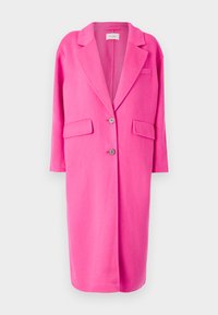 Rosa ullblandad kappa med slagkrage, två framfickor och en knappstängning. Långa ärmar och skräddarsydd passform.