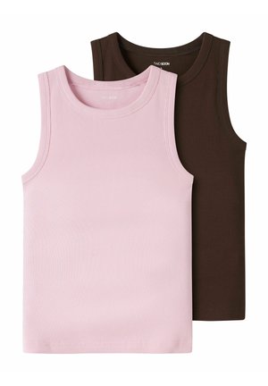 Deux débardeurs côtelés : l'un en rose doux et l'autre en marron foncé. Les deux présentent un col rond classique et un design sans manches.