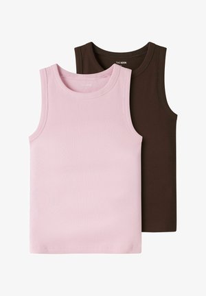 Zwei gerippte Tanktops: eines in sanftem Rosa und das andere in Dunkelbraun. Beide verfügen über einen klassischen Rundhalsausschnitt und ärmelloses Design.