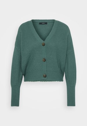 Heklet grønn cardigan med dyp V-hals, lange ermer og fire brune knapper. Kuttet lengde med teksturert strikkemønster.