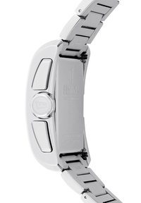 Montre en métal argenté avec un bracelet à maillons, dotée d'un boîtier rond, d'une couronne circulaire et d'un fini poli sur le bracelet et les côtés.
