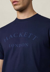 Hackett London Triko s potiskem - ink blue