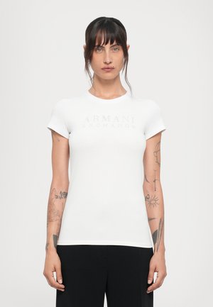 Valge lühikeste varrukatega sobiv t-särk, ümmarguse kaelusega, millel on rinnal pigem peegeldav "ARMANI EXCHANGE" logo.