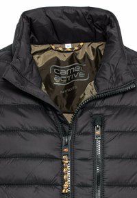 Schwarze Daunenjacke mit gestepptem Design, ausgestattet mit einem Reißverschluss vorne, einem Logo auf der Innenseite und einem kontrastierenden, gemusterten Kragenbesatz.