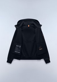 Μαύρο μπουφάν με φερμουάρ και κουκούλα, πορτοκαλί τράβηγμα φερμουάρ και δύο εσωτερικές ετικέτες, απλωμένο σε επίπεδη θέση με το εμπρός μέρος ανοιχτό σε ανοιχτό φόντο.