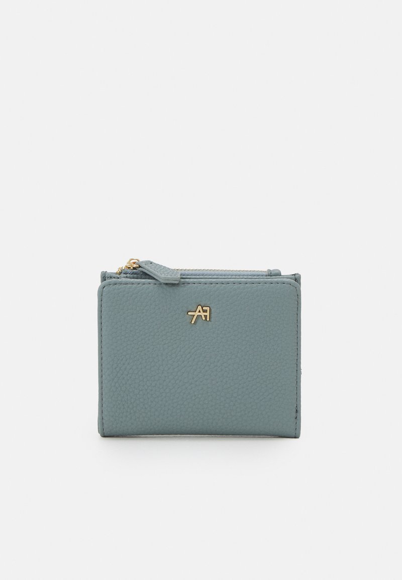 Portafoglio in pelle blu con finitura texture, chiusura con zip e accento logo dorato. Forma rettangolare compatta.