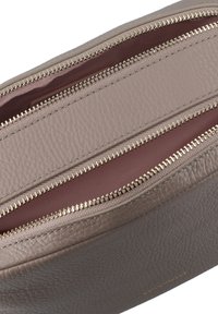 Coccinelle MALORY - Borsa a tracolla - warm taupe