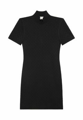 Schwarzes Kurzarmkleid mit hohem Kragen, das ein strukturiertes Muster und eine taillierte Silhouette aufweist. Keine sichtbaren Verschlüsse oder Verzierungen.