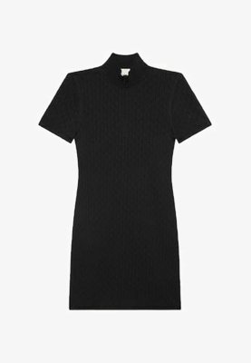 Schwarzes Kurzarmkleid mit hohem Kragen, das ein strukturiertes Muster und eine taillierte Silhouette aufweist. Keine sichtbaren Verschlüsse oder Verzierungen.