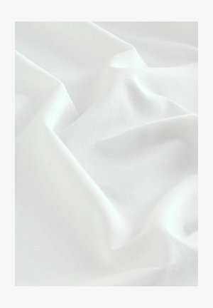 Tejido de algodón blanco que presenta una superficie suave y ligeramente texturizada, con suaves arrugas y pliegues, capturando la luz de forma suave.