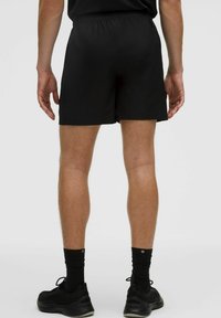 Pantalones cortos deportivos negros con una cintura elástica. Hechos de tela lisa, con un diseño sencillo y un ajuste relajado, ideales para hacer deporte.