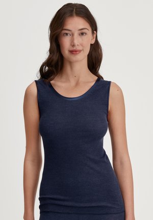Navy blauwe top met een ronde halslijn en smalle schouderbanden, gemaakt van zachte, rekbare stof. Soepele textuur, minimale naden.