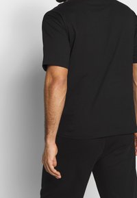 Champion Triko s potiskem - black