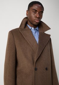 Isaac Dewhirst OVERSIZED COAT - Klasisks mētelis - brown