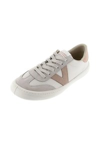 Vit lågtopp sneaker med beige mocka-accenter, snörning och en V-formad sidodesign, som har en rund gummisula.