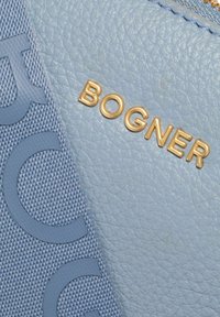 Portafoglio in pelle azzurro chiaro testurizzato e tessuto intrecciato con il logo dorato in rilievo "BOGNER" e un elemento di design geometrico.