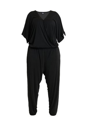Zwarte jumpsuit met korte vleermuismouwen, V-hals, ceintuur in de taille en losse, taps toelopende broekspijpen, weergegeven op een witte achtergrond.