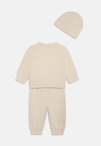 Calvin Klein Jeans CARDIGAN HAT GIFTBOX SET UNISEX - Pantalon classique - whitecap gray