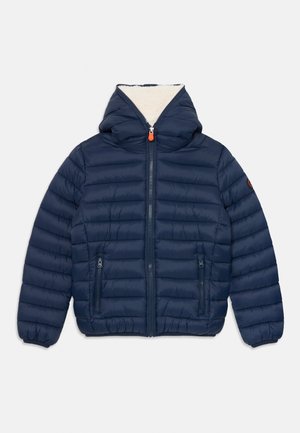 Jaqueta puffer azul-marinho com capuz, fecho zip e dois bolsos laterais. Apresenta uma superfície texturizada e forro de fleece na gola.