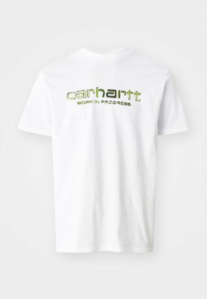 Tricou alb din bumbac cu text imprimat verde "carhartt. WORK IN PROGRESS" pe piept. Mâneci scurte și un design clasic cu gât rotund.