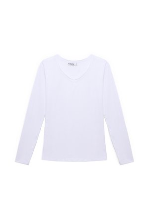 Camiseta blanca de manga larga con escote en V, hecha de algodón suave. Presenta una textura suave con un corte relajado y dobladillo cosido.