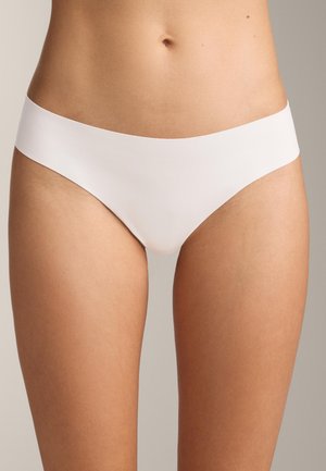Slip hipster bianchi senza cuciture con un'ampia fascia in vita, texture liscia e design a copertura minima. Nessun bordo o motivo visibile.