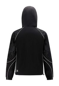 Giacca nera con zip e cappuccio, con maniche nere testurizzate decorate da motivi intricati e piping bianco lungo le cuciture.