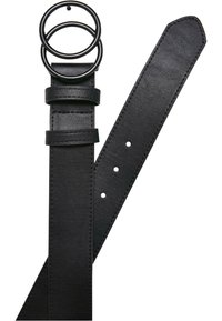 Cinturón de cuero negro con dos anillos metálicos circulares como hebilla, con una textura suave y varios detalles de costura.