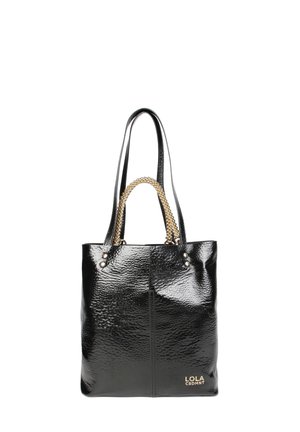 Sac fourre-tout en simili cuir noir avec surface texturée, accent en chaîne dorée sur les poignées et détail de logo en bas.