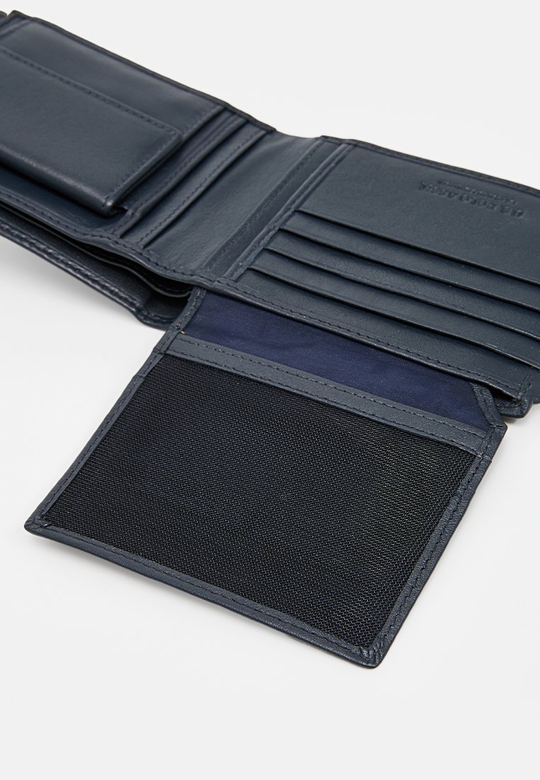 Cartera de cuero azul marino con múltiples ranuras para tarjetas, un bolsillo transparente para identificación y un compartimento negro texturizado para billetes o monedas. Diseño plegado.