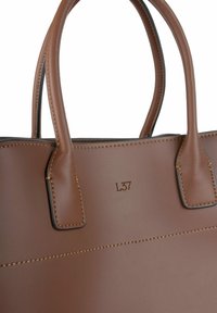 Bruine lederen tote bag met bijpassende stiksel, vierkante handvatten en een geperst "L37" logo. Slank ontwerp en een gladde textuur.