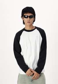 Hollister Co. BOXY - Majica z dolgimi rokavi - brilliant white/black beauty