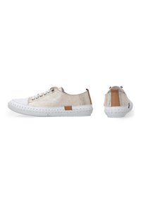 Goldene und weiße lässige Sneaker mit einer strukturierten Oberseite, weißer Gummisohle und braunen Lederakzenten an der Ferse und Seite.