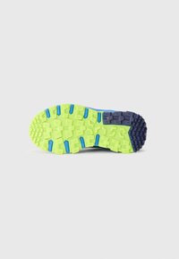 Semelle de chaussure de sport colorée présentant un design en caoutchouc texturé avec des accents verts, bleus et marine, conçue pour l'adhérence et la durabilité.