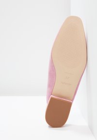 Růžová semišová plochá obuv s kulatou špičkou a béžovou gumovou podrážkou. Velikost 37, značka "TOPSHOP" vyražená na podrážce. Hladký povrch.