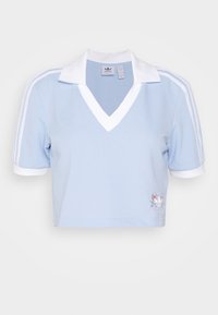 Polo shirt cropped di colore azzurro chiaro con colletto bianco, scollo a V e maniche corte. Presenta tre strisce bianche su ciascuna manica e ricami floreali.