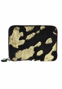 Cartera con estampado de leopardo en negro y dorado, con una superficie de piel suave y texturizada y cierre de cremallera. Presenta detalles dorados sobre una base negra elegante.