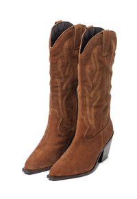 Botas de cowboy de ante marrón con punta puntiaguda y un tacón cuadrado de 2,5 pulgadas. Presentan un bordado decorativo amarillo en un patrón de llamas.