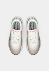 Baskets de course légères dégradées du blanc au rose, avec une tige en mesh, un col rembourré et des accents réfléchissants ; lacets avec texture respirante.
